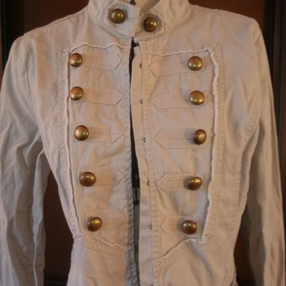 Cute military khaki jacket, double breasted buttons, crop style.